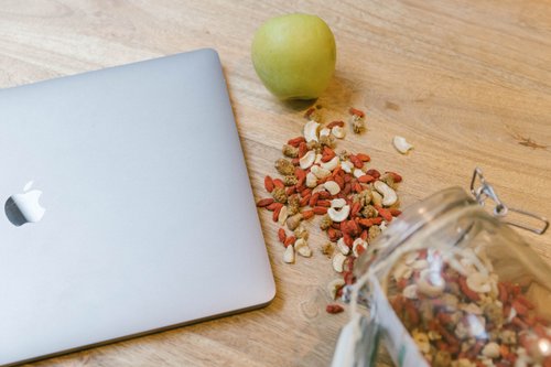 „Jídlo pro mozek“: 5 rad, jak jíst v práci zdravě a vyvarovat se stresu