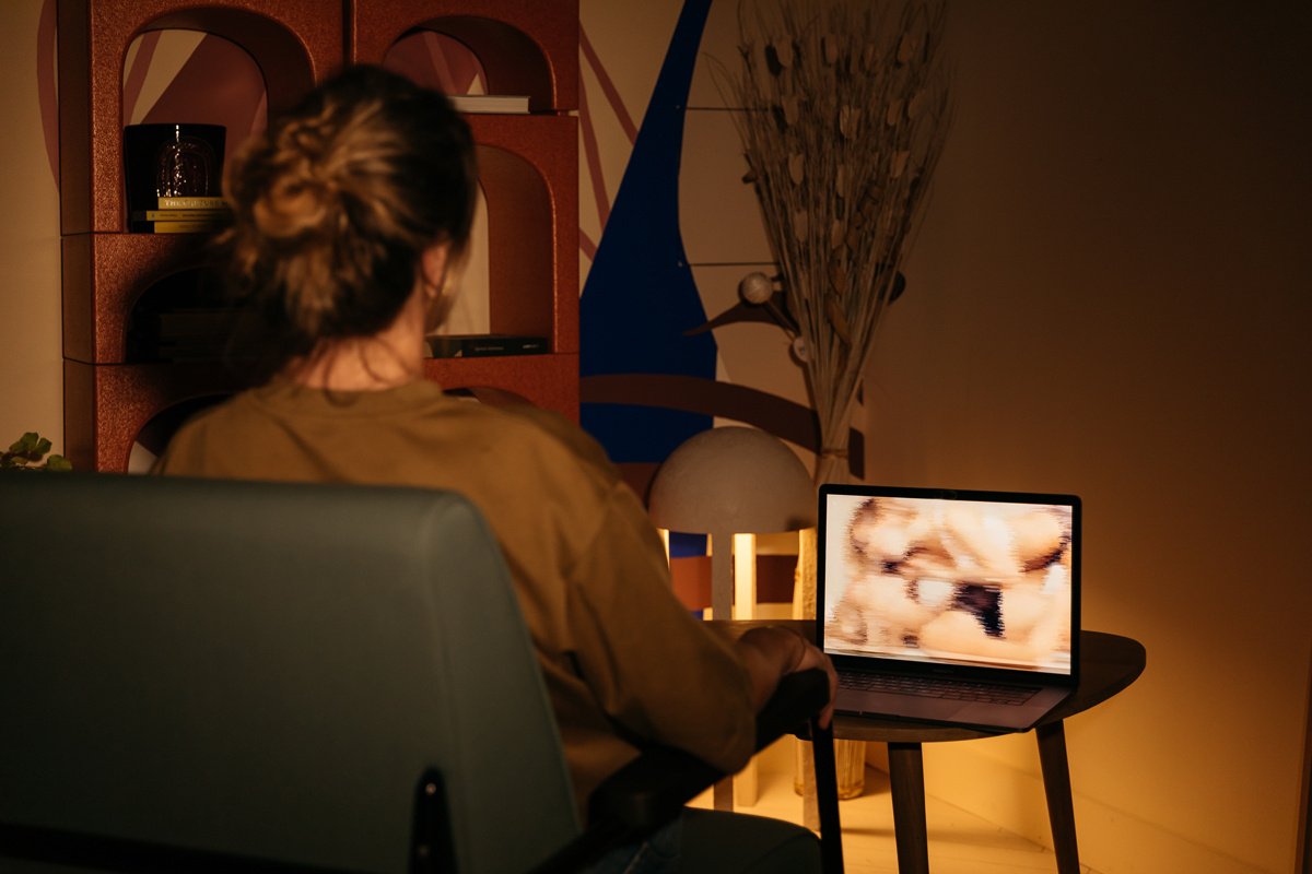 Pourquoi autant de salariés se masturbent-ils au bureau ? épouse 1200x800 Photo Porno Hd Pourquoi autant de salariés se masturbent-ils au bureau ?