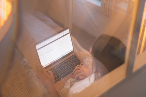 Travailler dans son lit : « L’inspiration me vient en m’enfonçant dans le matelas »